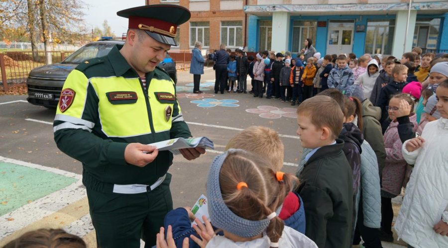 Росгвардейцы провели для школьников урок по безопасности дорожного движения в Брянске