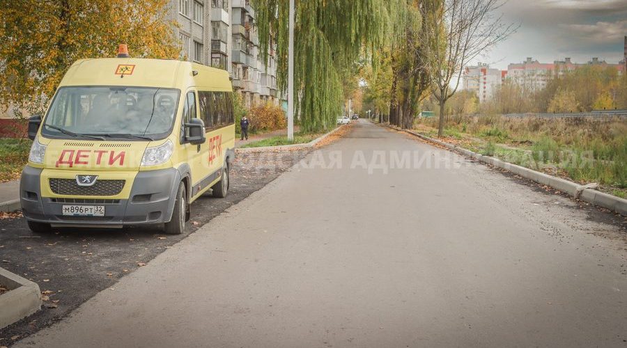 Две парковки построили на отремонтированной улице Вяземского в Брянске