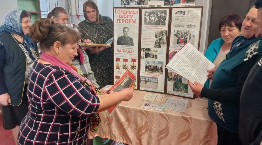 В Глыбоченском СДК ко дню рождения земляка С. И. Постевого открылась выставка