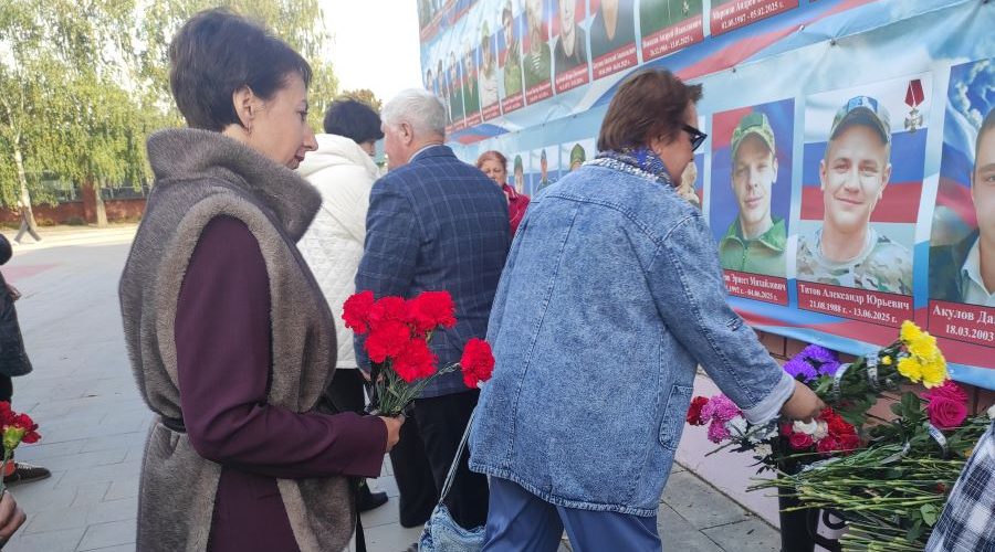 Фотовыставка «Семья Героя» открылась в Карачеве Брянской области